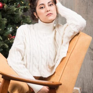 Femme en pull col roulé blanc en laine cime